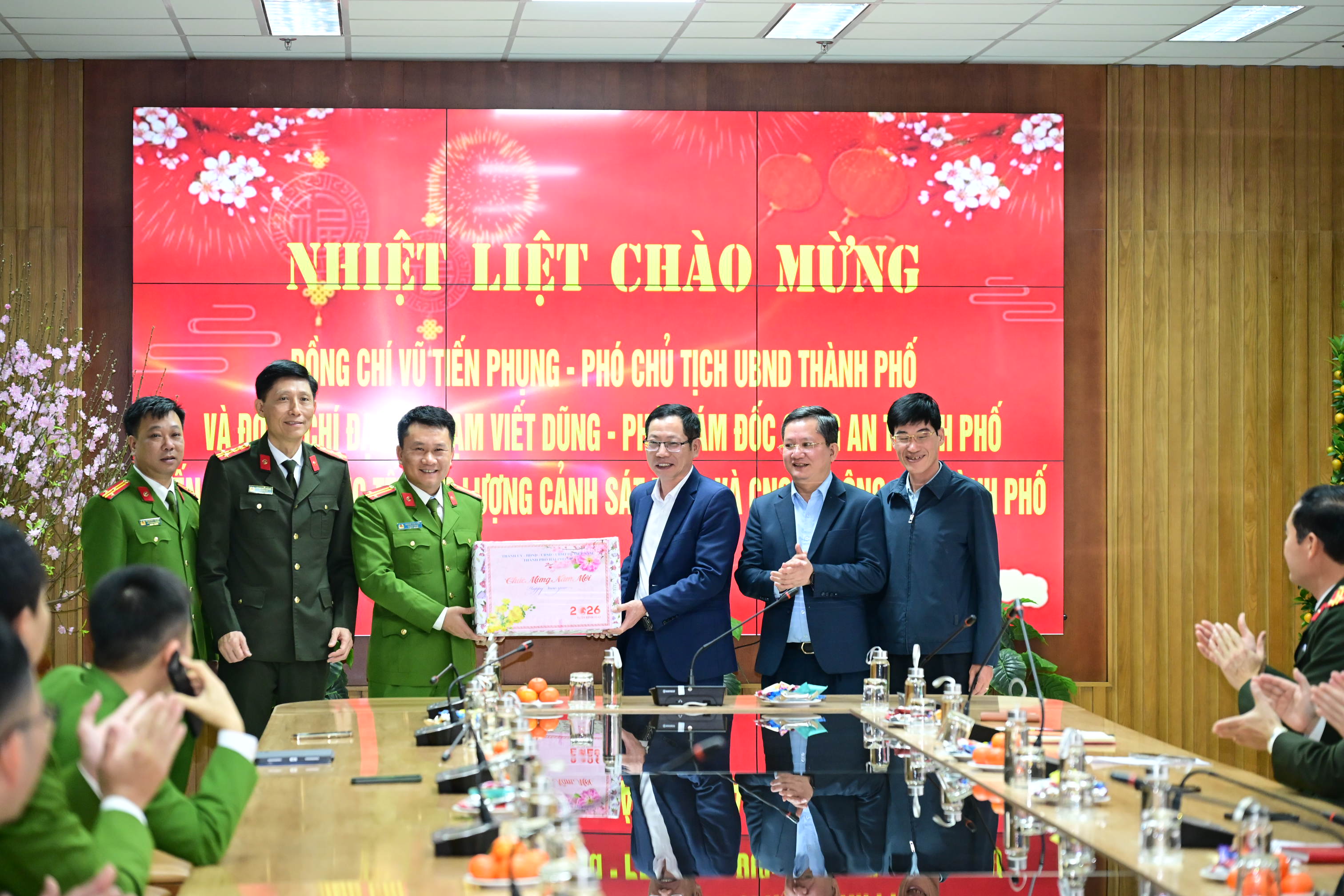 Đoàn lãnh đạo UBND thành phố, Công an thành phố thăm, động viên và chúc Tết Phòng Cảnh sát PCCC và CNCH